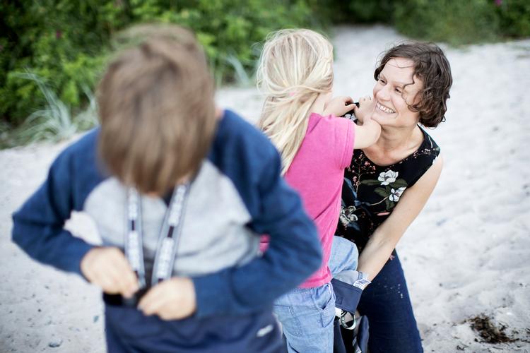 BAGKLOG. Nanna Hyldgaard Hansen har skrevet en bog om sine oplevelser med at halvere sin families forbrug for at få mere tid. Den ville hun gerne selv have læst, før hun og hendes mand blev syge af stress. Foto: Tor Birk Trads/Tor Birk Trads