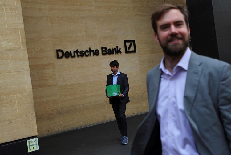 Medarbejder der forlader Deutsche Banks kontor i London med en kasse i hænderne. 18.000  af bankens medarbejdere bliver fyret.  Foto: Simon Dawson/Ritzau Scanpix