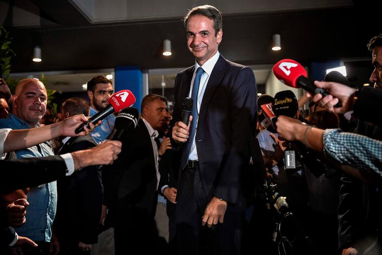 
     Kyriakos Mitsotakis efter valgsejren søndag aften. Han vil øjeblikkeligt gøre op med bureaukratiet og sænke skatterne.  Foto: LOUISA GOULIAMAKI / AFP)
   Foto: Louisa Gouliamaki/Ritzau Scanpix