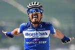 Franskmanden Julian Alaphilippe skriger sin glæde ud til omverdenen efter pragtpræstationen, som både indbragte ham etapesejr og den gule førertrøje.
 Foto: Anne-christine Poujoulat/Ritzau Scanpix