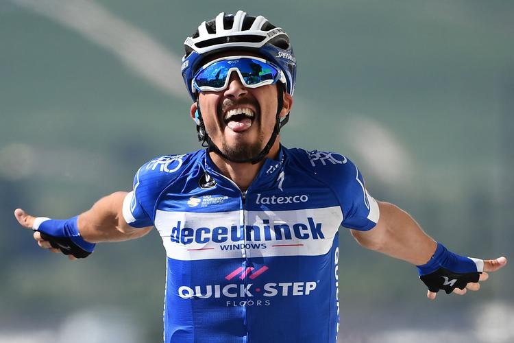 Franskmanden Julian Alaphilippe skriger sin glæde ud til omverdenen efter pragtpræstationen, som både indbragte ham etapesejr og den gule førertrøje.
 Foto: Anne-christine Poujoulat/Ritzau Scanpix