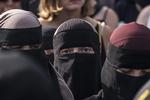 Sidste sommer gik debatten om det såkaldte burkaforbud, der trådte i kraft. Efter et år har 17 personer fået en bøde for at overtræde loven. Her se tildækkede kvinder til en demonstration for at vise deres utilfredshed med burkaforbuddet i 2018. Foto: Per Rasmussen