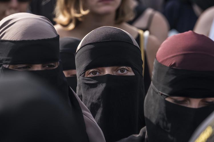 Sidste sommer gik debatten om det såkaldte burkaforbud, der trådte i kraft. Efter et år har 17 personer fået en bøde for at overtræde loven. Her se tildækkede kvinder til en demonstration for at vise deres utilfredshed med burkaforbuddet i 2018. Foto: Per Rasmussen