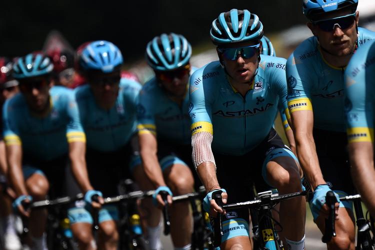 Jakob Fuglsang og hans Astana-holdkammerater skal på dagens etape fra Reims til Nancy sandsynligvis først og fremmest koncentrere sig om at komme helskindet igennem.
 Foto: Marco Bertorello/Ritzau Scanpix