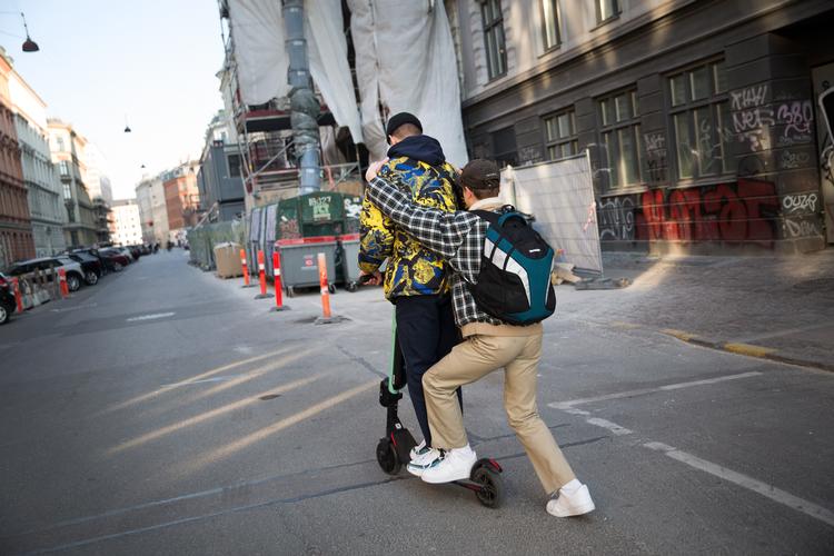 Elektriske løbehjul indgår som en fast del af trafikken i København, men ikke alle kører lovligt på tohjulerne.  Foto: Louise Herrche Serup/POLFOTO