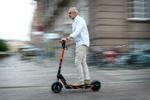 Ligesom cyklister skal folk på elløbehjul give tegn i trafikken, men i praksis kan der opstå farlige situationer, hvis de følger loven. Sådan lyder det fra Rigspolitiets Nationale Færdselscenter, skriver Jyllands-Posten. Foto: Jens Dresling/POLFOTO