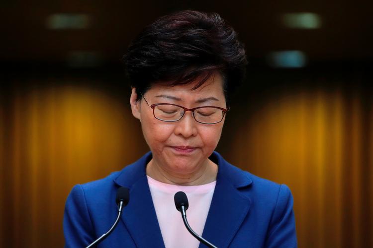 Hongkongs politiske leder, Carrie Lam, forsøgte tirsdag at række hånden ud til sine modstandere. Men i stedet gjorde hun dem blot endnu mere vrede. Foto: Tyrone Siu/Ritzau Scanpix