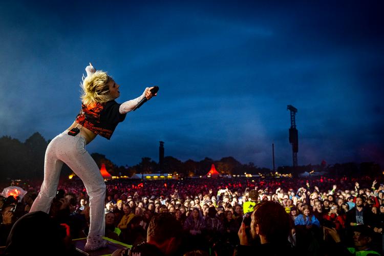 Mø fortæller om sin nervøsitet op til koncerten på årets Roskilde Festival i DR 3's reportage, der også viser klip fra selve koncerten. Foto: Jens Hartmann Schmidt/POLFOTO