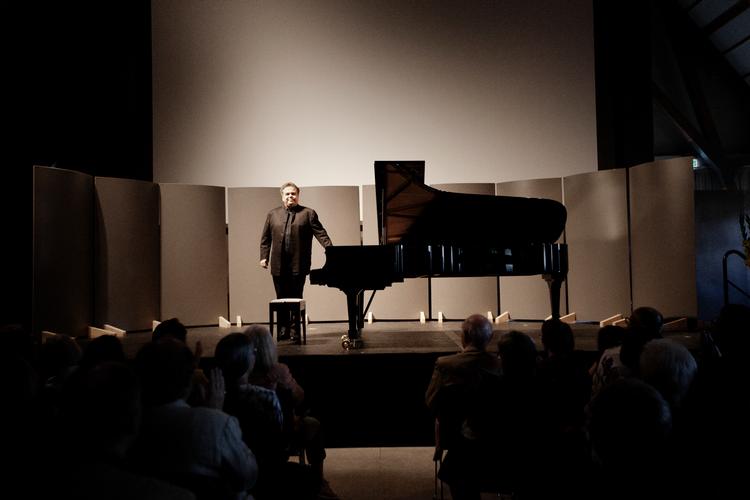 Den russiske pianist Arcadi Volodo havde frabedt sig at blive fotograferet under sin koncert Hindsgavl Festival mandag.  Foto: Rikke Flensberg