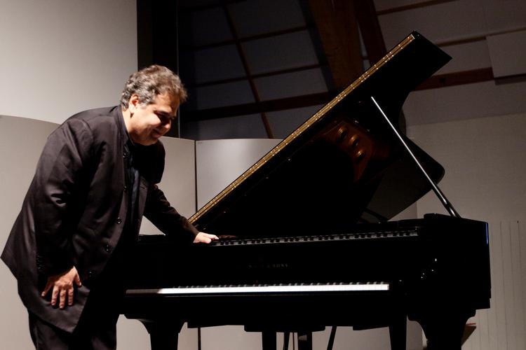 Pianisten Arcadi Volodos fotograferet, da han i sommer spillede på Hindsgavl Festival. Foto: Rikke Flensberg