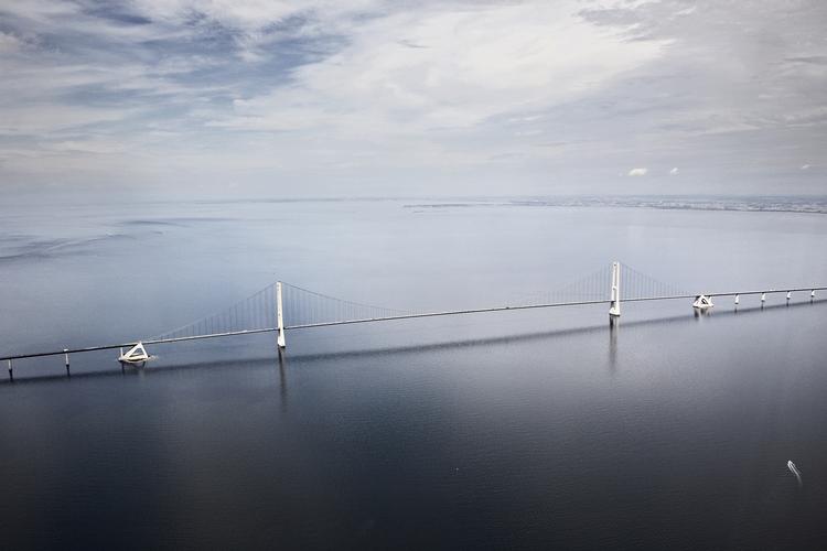 En lastbil i brand har til eftermiddag forstyrret trafikken på Storebæltsbroen. 
   Foto: Joachim Adrian/POLFOTO