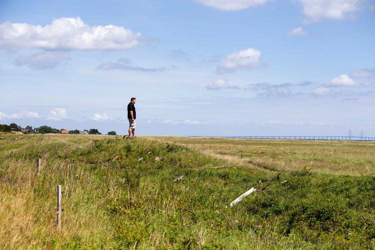 Kristian Chemnitz Iversen bor i Dragør, som er et udsat område, når det kommer til stormflod og havvandstigninger. Det er endnu ikke lykkedes kommunen at få opsat et nyt diger.  Foto: Finn Frandsen/POLFOTO