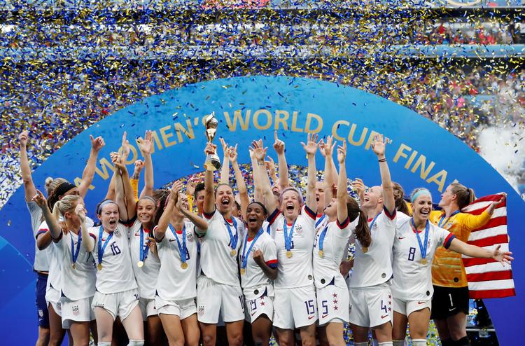 Det amerikanske landshold, der i USA tiltrækker flere tv-seere end mændene, fejrer sit nyvundne verdensmesterskab. I Danmark halter interessen for kvindernes fodbold stadig efter mændenes. Foto: Bernadett Szabo/Ritzau Scanpix