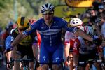 Elia Viviani vinder her sin første etape i Tour de France i tæt kamp med en række andre specialister i den hurtige finish.
   Foto: Gonzalo Fuentes/Ritzau Scanpix