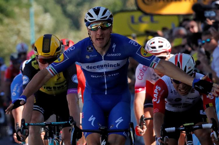 Elia Viviani vinder her sin første etape i Tour de France i tæt kamp med en række andre specialister i den hurtige finish.
   Foto: Gonzalo Fuentes/Ritzau Scanpix