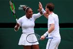 Serena Williams fejrer et godt point med Andy Murray tirsdag aften, hvor amerikaneren, der netop havde spillet tre sæt i single, viste høj klasse.
   Foto: Andrew Couldridge/Ritzau Scanpix