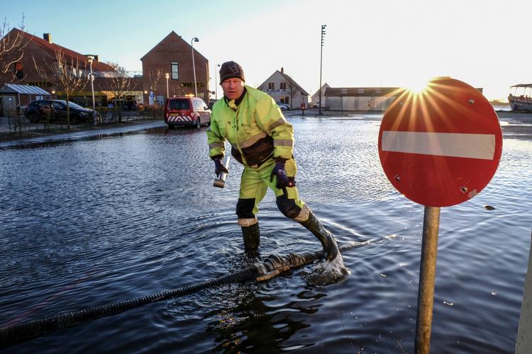 I 2017 blev Danmark ramt af den værste stormflod i 100 år. Skaderne løb op på 150 millioner kroner. Men det beløb kan blive meget højere, hvis kysterne ikke bliver bedre sikret, vurderer Cowi i ny rapport.   Foto: Per Rasmussen