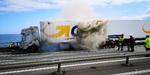 Lastbilen brød i brand på lavbroen umiddelbart før Sprogø i retning mod Sjælland. Foto: Presse-fotos.dk/Ritzau Scanpix