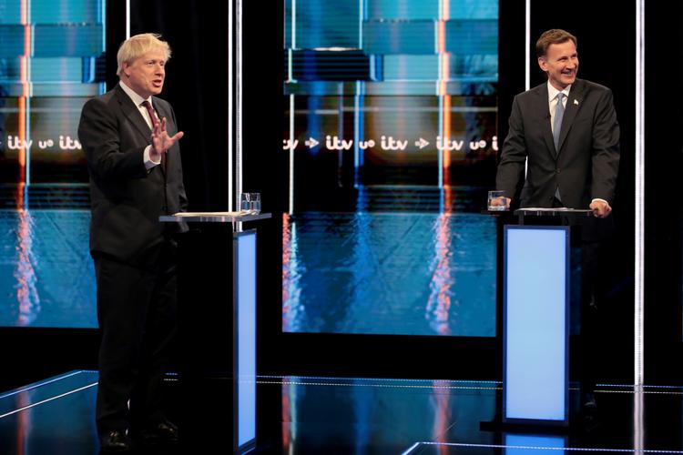 Jeremy Hunt og Boris Johnson mødte hinanden i en tv-duel på ITV tirsdag aften. Det er kandidaternes første, da Johnson indtil videre har nægtet at stille op. 
 Foto: Handout/Ritzau Scanpix