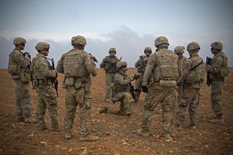 
   Specialstyrker. Selv om Islamisk Stat som sådan er nedkæmpet, så er der fortsat risiko for angreb på vestlige soldater i det nordøstlige Syrien. USA har mistet flere soldater, det værste angreb var en selvmordsbomber, der dræbte fire amerikanere i byen Manbij i området.
 Foto: Spc. Zoe Garbarino/Ritzau Scanpix
