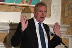 Storbritanniens ambassadør i USA, Kim Darroch, har i et lækket notat kaldt Donald Trump for uduelig. Trump har reageret ved at kalde ham en meget opblæst nar.  Foto: Alex Wong/Ritzau Scanpix