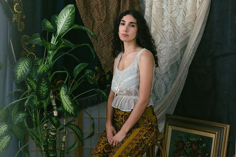 Bedouine har endnu en gang udgivet et album, man har lyst til at flytte ind i, selvom det er fyldt med ensomme rum. Foto: Polly Antonia Barrowman