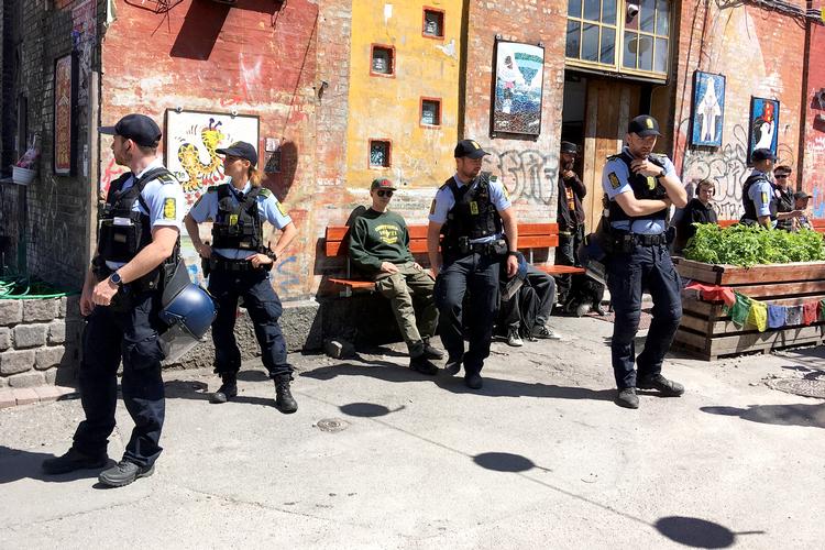 Politiet havde ikke noget i mod at blive fotograferet i går. Det havde pusherne.   Foto: Olav Hergel