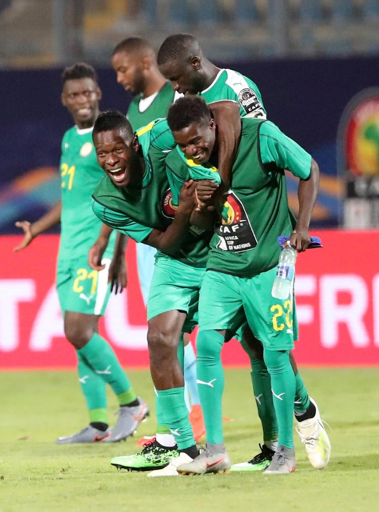 Senegals spillere fejrer semifinalepladsen efter sejr over Benin onsdag aften ved Africa Cup of Nations i Egypten.
   Foto: Suhaib Salem/Ritzau Scanpix