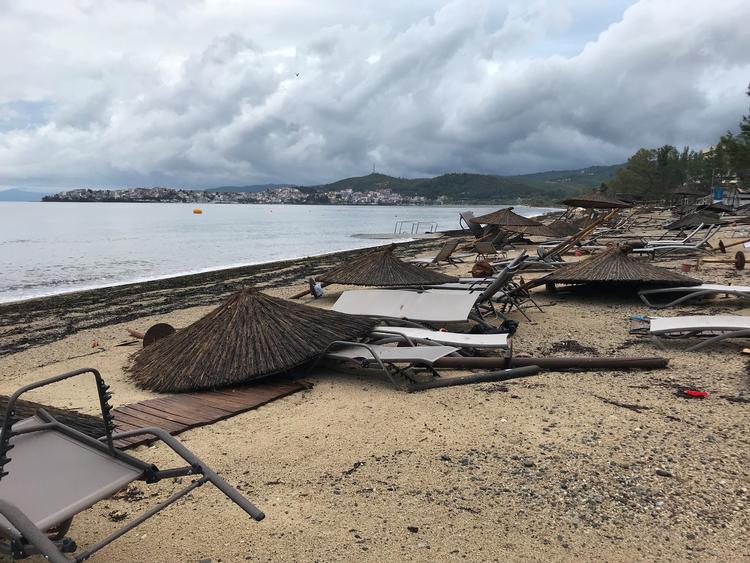 Stranden i Porto Carras i Halkidki efter uvejret.  Foto: Staff/Ritzau Scanpix