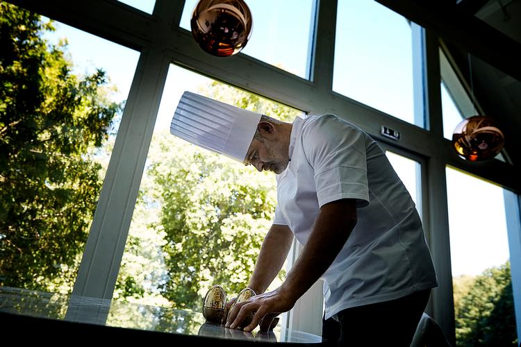 Wassim Hallal serverer »perverst gode« retter, hvis man spørger Politikens madanmelder Lærke Kløvedal, der ville ønske hun kunne bære den smukke dessert som et smykke om halsen.
   Foto: Kåre Viemose/POLFOTO