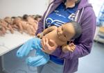 'Projekt Dukke' kaldes et tilbud i Nuuk, hvor 13 - 14 årige piger får  en babydukke med hjem i knap to døgn for at lære, hvad det  kræver at passe et spædbarn. Den elektroniske babydukke opfører sig som et rigtigt spædbarn, som skal have mad, skiftes, vugges og bøvse. Foto: Jonas Olufson