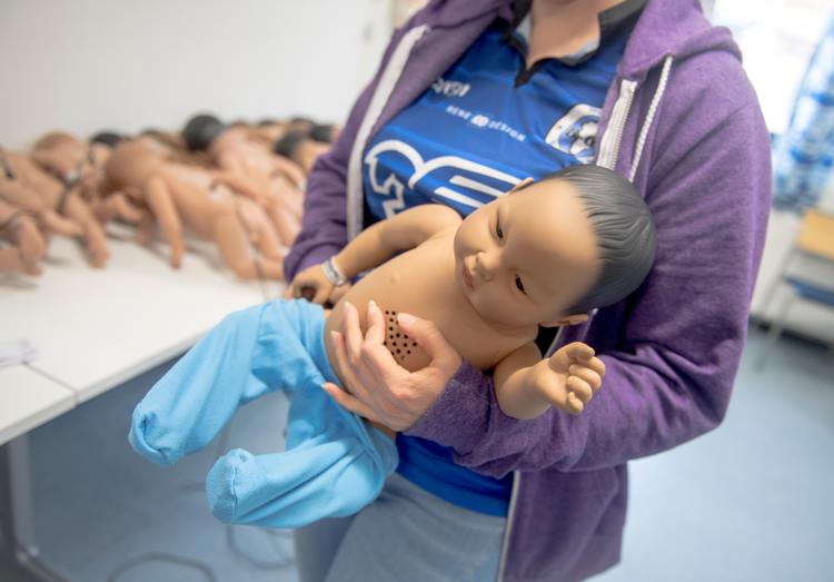 'Projekt Dukke' kaldes et tilbud i Nuuk, hvor 13 - 14 årige piger får  en babydukke med hjem i knap to døgn for at lære, hvad det  kræver at passe et spædbarn. Den elektroniske babydukke opfører sig som et rigtigt spædbarn, som skal have mad, skiftes, vugges og bøvse. Foto: Jonas Olufson