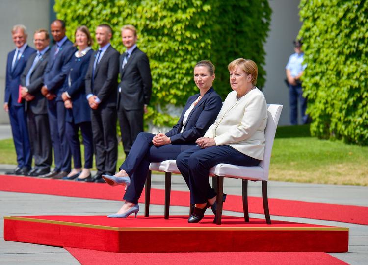 Angela Merkel og Mette Frederiksen side om side siddende.  Foto: Tobias Schwarz/Ritzau Scanpix