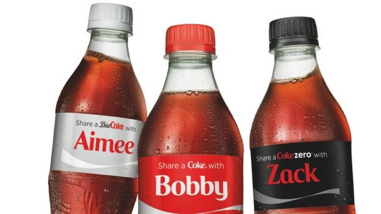 Igen denne sommer kører Coca-Cola kampagnen #ShareACoke, hvor man kan købe dåser og flasker med sit eget navn. Listen does not approve. Foto: Pr-foto