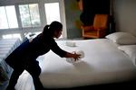 
Det bliver nemmere at finde ud af, hvad en overnatning i en Airbnb reelt koster som for eksempel denne lejlighed i Paris, når gebyrerne kommer med i de priser, som bliver vist på portalen. Foto: Thibault Camus/Ritzau Scanpix
