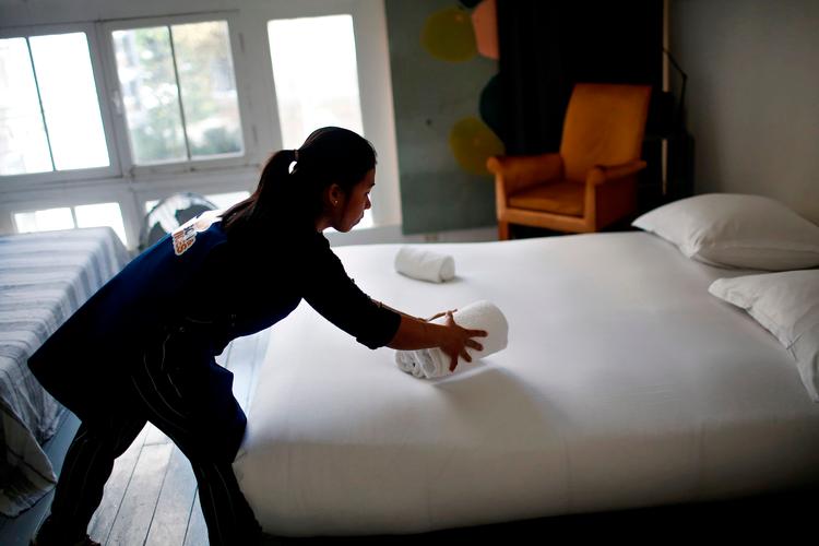 
Det bliver nemmere at finde ud af, hvad en overnatning i en Airbnb reelt koster som for eksempel denne lejlighed i Paris, når gebyrerne kommer med i de priser, som bliver vist på portalen. Foto: Thibault Camus/Ritzau Scanpix