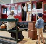 Første indtryk af tableauerne på Jernbanemuseet har noget altmodisch over sig, men der er guf for både tognørder og mekanikglade børn og barnlige sjæle. I afdelingen 'Drømmenes Kupé' skifter udstillingen karakter til noget langt mere moderne og har fokus på de rejsende og deres eventyr.  