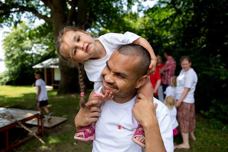 
Den enlige far Songod Prathumwong og hans datter Emmelie var på sommerferie på Jyderup Højskole, der sammen med Red Barnet har arrangeret sommerlejr for børn og familier i udsatte positioner. Det er den eneste sommerferie de får i år, og sådan var det også for mange af de andre familier.   
   Foto: Finn Frandsen/POLFOTO