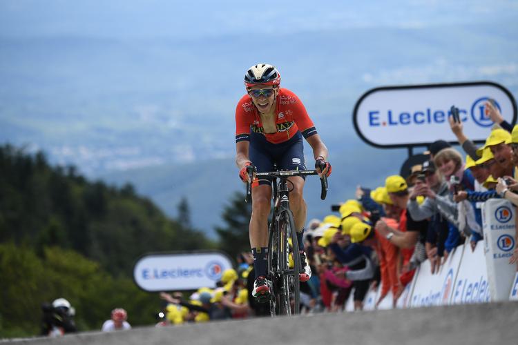 Dylan Teuns kæmper sig over stregen som vinder af Tourens første bjergetape efter en lang dag i udbrud.
 Foto: Anne-christine Poujoulat/Ritzau Scanpix