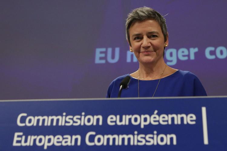 Ifølge Morten Løkkegaard (V), er Margrethe Vestager »sikret i den nye stærke trio i Kommissionen«.
sammen med den nominerede formand for EU-kommissionen, Ursula Von der Leyen og Frans Timmermans. Foto: Aris Oikonomou/Ritzau Scanpix
