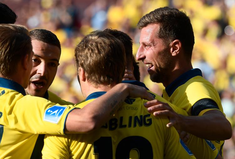 Kamil Wilczek (th.) scorede de to første mål for Brøndby og var forståeligt nok en populær holdkammerat torsdag aften.
   Foto: Lars Poulsen/POLFOTO