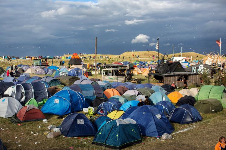 På Roskilde Festival var der i år 10 voldtægtsanmeldelser i løbet af en uge. I 2018 var der i hele Københavns Kommune i snit tre voldtægtsanmeldelser om ugen, mens der i snit var en voldtægtsanmeldelse om ugen i Aalborg og Aarhus Kommune.   
   Foto: Emma Sejersen/POLFOTO