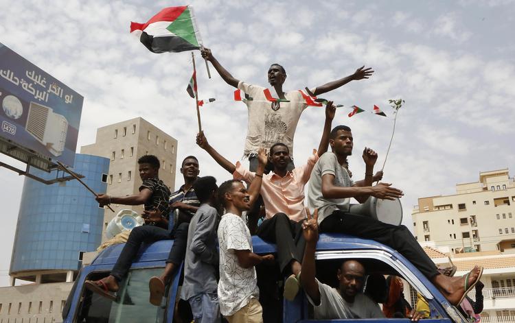 Det midlertidige militærråd i Sudan oplyser, at dethar afværget et kupforsøg. Landet er ramt af massiv politisk uro. Billedet er fra protester i hovedstaden Khartoum.   Foto: Ashraf Shazly/Ritzau Scanpix