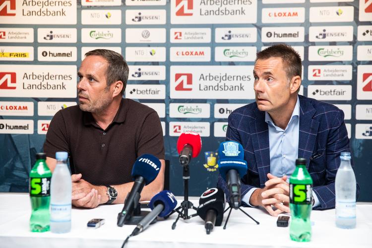
Jan Bech Andersen (th) ville have Carsten V. Jensen ind i topledelsen, og da han fik det, valgte Ebbe Sand at stoppe i Brøndby IF.
   Foto: Ólafur Steinar Rye Gestsson/Ritzau Scanpix