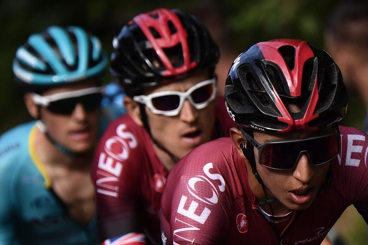 Jakob Fuglsang på hjul af Team Ineos-duoen Egan Bernal og Gerraint Thomas undervejs på gårsdagens etape. Foto: Marco Bertorello/Ritzau Scanpix