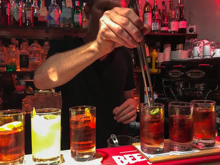 Campari, vermouth og gin. Det bitre drink blev opfundet for 100 år af grev Camillo Negroni på en bar i Firenze. Og især ældre mænd har holdt meget af den lige siden. Foto: Per Munch