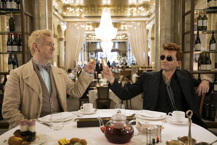 Michael Sheen (der bl.a. har spillet Tony Blair i 'The Queen') og David Tennant ('Doctor Who', 'Extras' m.fl.) spiller henholdsvis ærkeenglen Azipharale og dæmonen Crowley, der repræsenterer det gode og det onde på Jorden - og begge har fået smag for jordelivets søde sager. 
   Foto: Chris Raphael