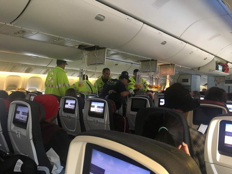 Redningsarbejdere i flyet, efter at det er landet i lufthavnen i Honolulu på Hawaii.  Foto: Social Media/Ritzau Scanpix