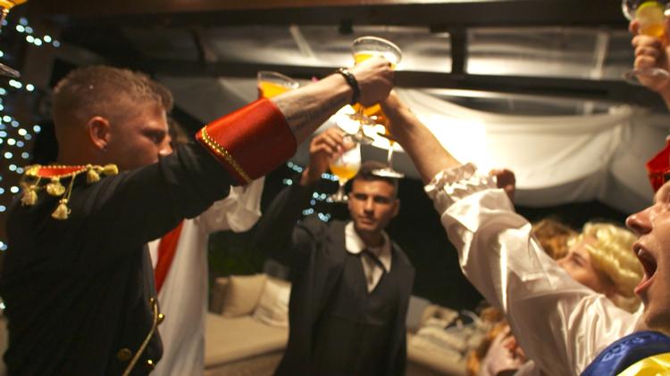 I 'Ex on the Beach' er det produktionen, der vælger hvem der skal ud. Det skaber ifølge psykolog Ulla Dyrløv et øget pres på deltagerne, der kun kan skrue op for deres personlighed. Foto: Discovery Networks