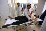 En såret mand modtager behandling på et hospital i Jalalabad. Mindst 5 personer blev dræbt og et endnu uklart antal såret, i angrebet, der blev udført af en 13-årig selvmordsbomber.  Foto: Parwiz/Ritzau Scanpix